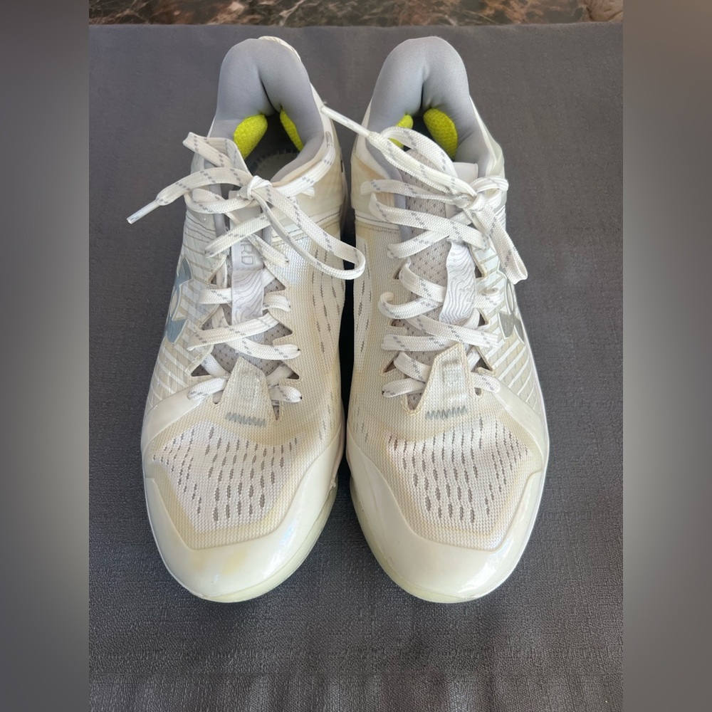 Under Armour White Charged Athletic Baseball Cleats 8.5 YOUTH